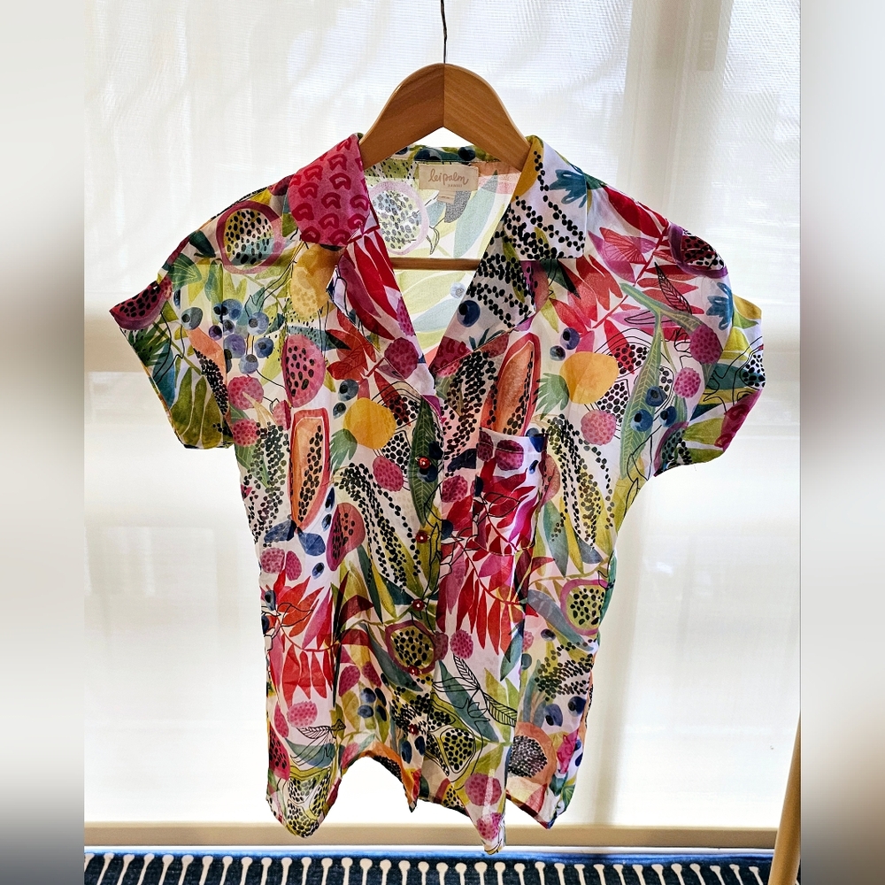 Lei Palm Women's Aloha Shirt designed by artist Suzanne Jennerich, Size XS.